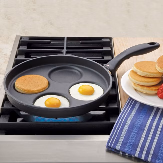 Chảo 4 trong một. Với phát minh sáng tạo và đơn giản này bạn sẽ tự tin ốp 4 quả trứng cùng lúc mà không lo chúng bị dính vào nhau nữa. Ảnh: Brightside.