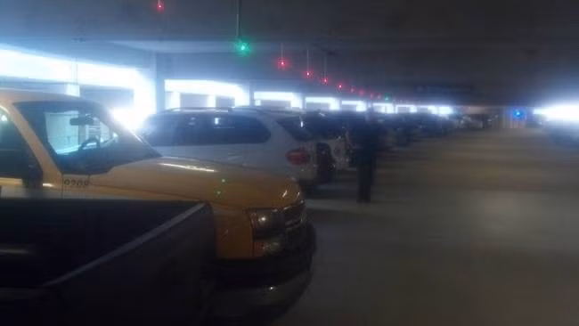Đèn đỗ xe hơi gắn trên trần nhà. Thay vì phải đi lòng vòng tìm chỗ đỗ xe thì với phát minh này bạn chỉ việc nhìn lên trên trần và tìm chỗ có đèn màu xanh là xong. Ảnh: Brightside.