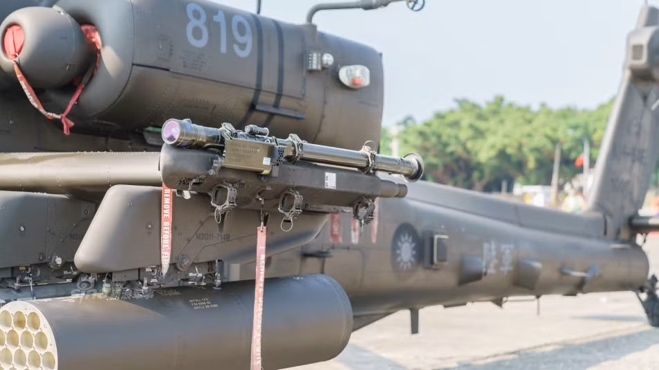 Cận cảnh ống phóng tên lửa không đối không Stinger lắp trên đầu mút cánh của AH-64E thuộc Lục quân Đài Loan. Nguồn ảnh: Sina.