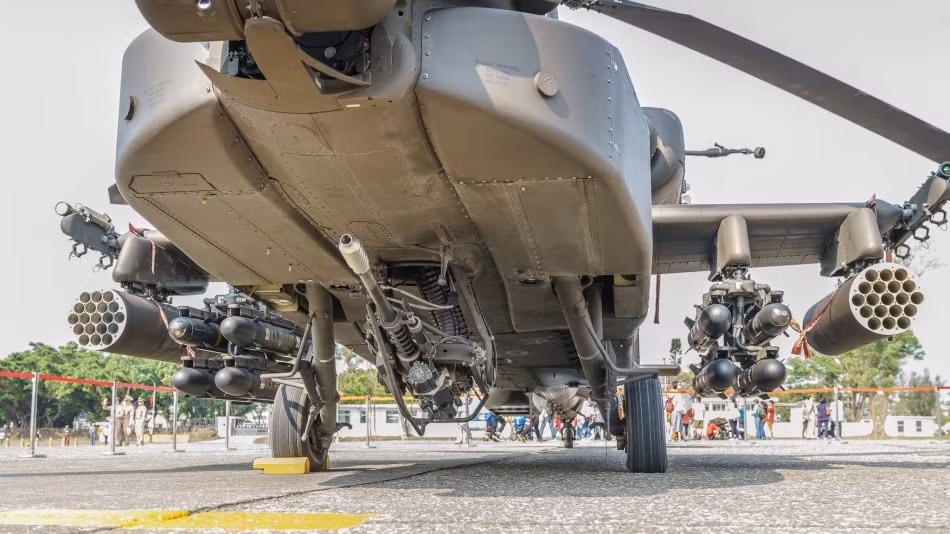 Hệ thống vũ khí trên trực thăng AH-64E của quân đội Đài Loan bao gồm: tối đa 8 tên lửa chống tăng Hellfire; tối đa 4 cụm phóng rocket (19 ống) với đạn Hydra 70mm; tối đa 2 tên lửa không đối không AIM-92 Stinger. Ngoài ra còn có hệ thống súng máy tự động Hughes M230 cỡ đạn 30mm có khả năng ngắm bắt theo góc nhìn của phi công. Nguồn ảnh: Sina.