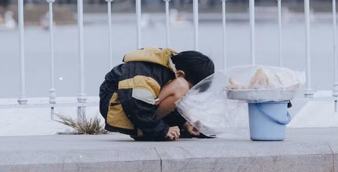 Hình ảnh về những em bé bán hàng rong mưu sinh kiếm sống trên mọi nẻo đường khiến chúng ta không khỏi chạnh lòng. Ảnh: Baomoi.