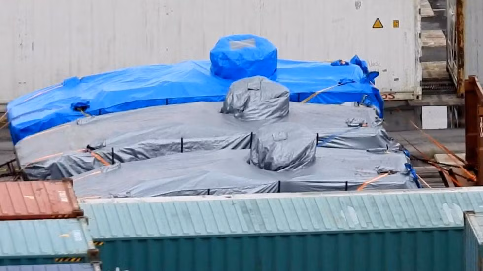 Một số nguồn tin không chính thức cho rằng, có vẻ như là container vận chuyển những chiếc xe bọc thép đã bị bốc dỡ nhầm với các loại hàng hóa thông thường khác. Nguồn ảnh: QQ.