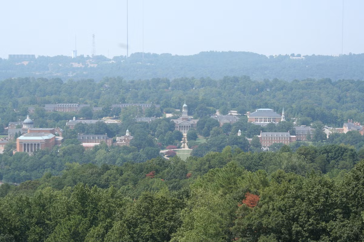 Homewood, Alabama là thành phố có khí hậu trong lành và mát mẻ quanh năm với thiên nhiên cực kỳ rộng lớn và nhiều khu rừng nguyên sinh. Đây cũng được coi là một trong những thành phố có tỷ lệ tội phạm thấp nhất nước Mỹ. Ảnh: Liva.