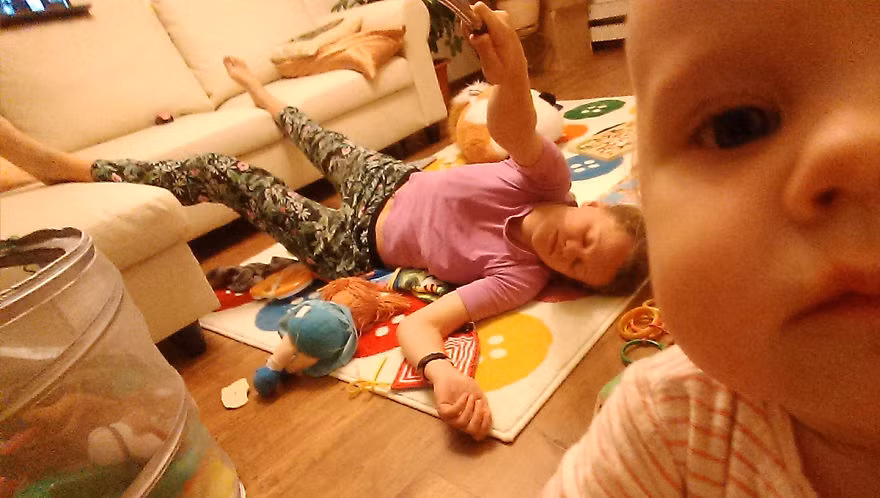 Kết thúc một ngày dài là lúc người mẹ nằm gục xuống ngủ nhưng vẫn trong trạng thái "sẵn sàng chiến đấu" bất cứ lúc nào nếu cậu con nhỏ quấy khóc. Ảnh: Bored.