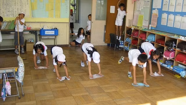 Những em học sinh Nhật Bản ngay từ cấp mẫu giáo đã được dạy cách tự dọn vệ sinh trong lớp học của mình. Ảnh: AFL.