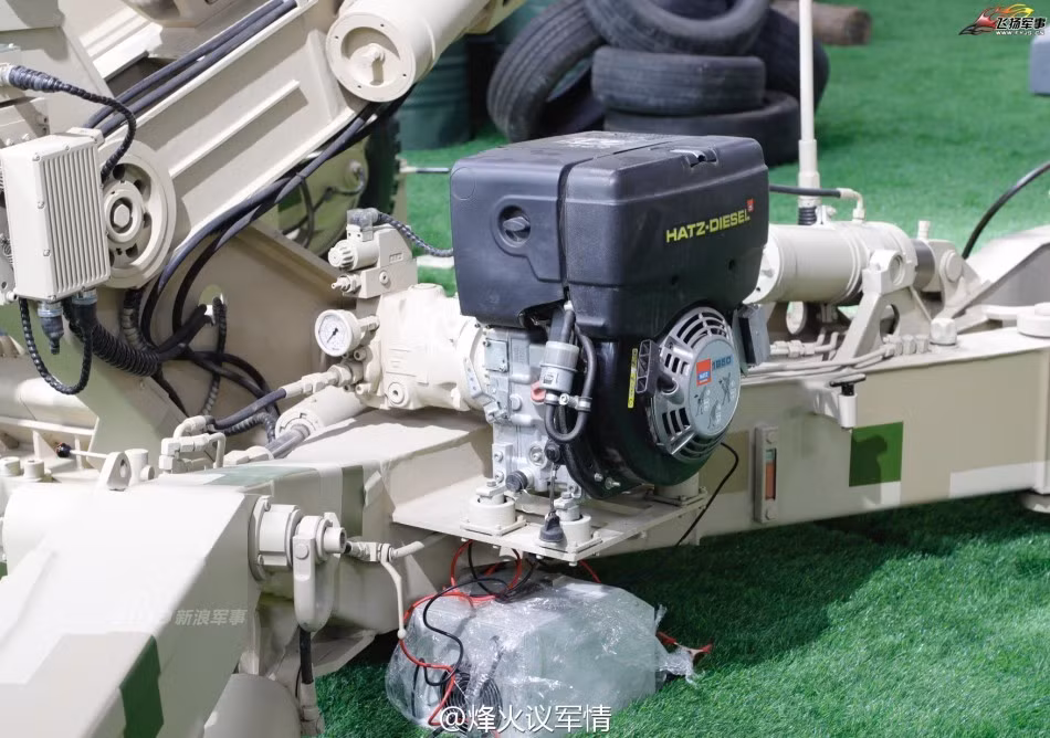 Hệ thống phụ trợ giúp hạ càng pháo hoạt động bằng động cơ diesel trên lựu pháo 155mm của Trung Quốc. Nguồn ảnh: Sina.