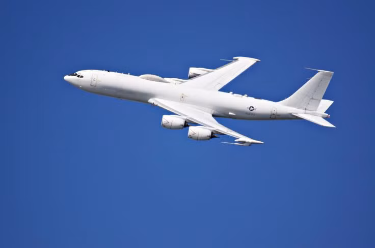 Phi hành đoàn của những chiếc E-6 này lên tới 23 người so với 4 người trên chiếc Boeing 707 thông thường khác. Nguồn ảnh: Pinterest.