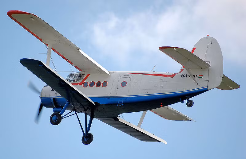 An-2 dễ bay đến nỗi tài liệu hướng dẫn sử dụng của chúng chỉ dày vỏn vẹn có 10 trang giấy A4 chủ yếu là hướng dẫn cách đọc thông số trên các loại đồng hồ hiển thị. Những thứ tưởng chừng như rất quan trọng là tốc độ an toàn để cất, hạ cánh và tốc độ hành trình ổn định lại hoàn toàn... không có. Ảnh: ER.
