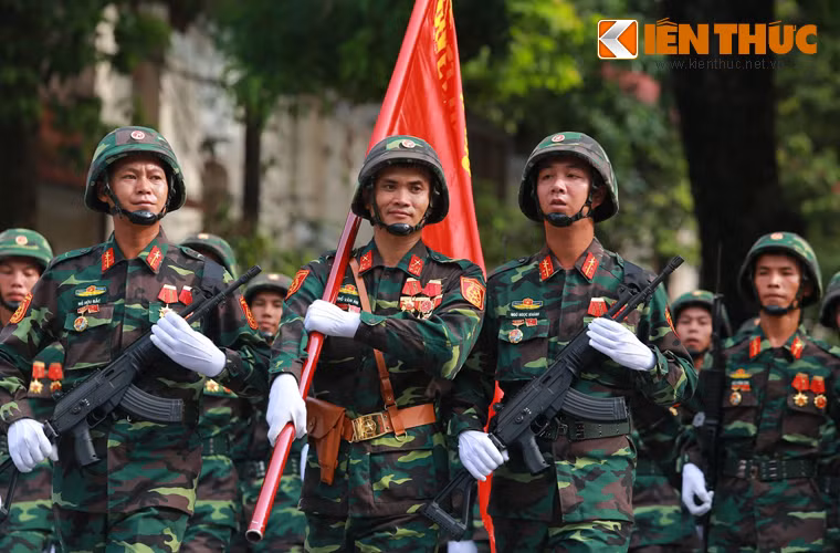 Các trang bị vũ khí khí tài tham dự diễu binh Quốc khánh 2/9 năm 2015 chủ yếu là vũ khí cá nhân khoác trên vai người lính. Dẫu vậy, dù cho đó là vũ khí “nhỏ” nhưng thuộc hàng hiện đại, tiên tiến trên thế giới. Ảnh: Khối chiến sĩ bộ binh khoác trên vai khẩu súng trường tiến công Galil ACE 32 do nhà máy Z111 sản xuất theo thiết kế của Israel.