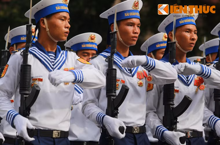 Các chiến sĩ Hải quân, Phòng không Không quân diễu binh 2/9 cũng đều sử dụng Galil ACE 32 đạt tầm bắn hiệu quả 500m.