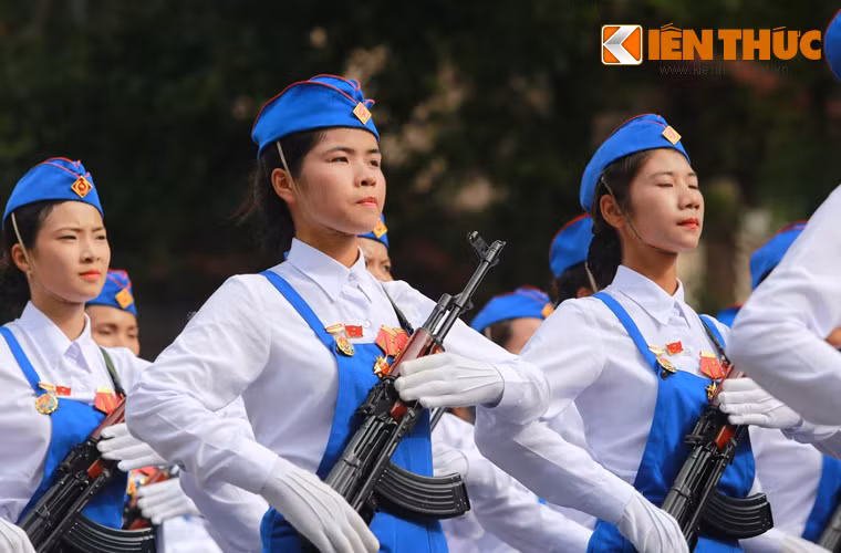 Trong khi khối nữ dân quân tự vệ lại dùng khẩu AKMS – biến thể rút gọn khẩu AKM (mẫu cải tiến từ AK-47) cũng có báng gấp.