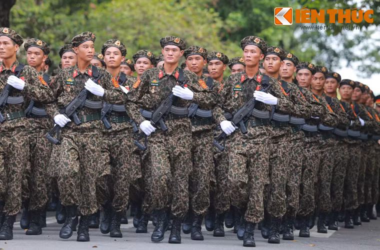 Các chiến sĩ trinh sát đặc nhiệm với khẩu súng trường tiến công Galil ACE 31.