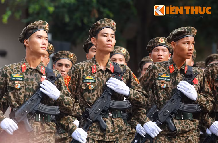 Khẩu Galil ACE 31 là biến thể ngắn nòng của Galil ACE 32 chuyên dùng cho các lực lượng tác chiến đặc biệt đòi hỏi sự bí mật.