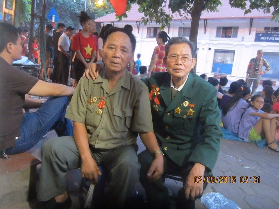 Bác Phạm Văn Tới (áo xanh, bên phải) quê Hải Dương cho biết: mấy anh em tôi phải lên cách đây từ 2 hôm, sáng nay đi sớm từ 4h. Mặc dù đường xa, đi lại khó khăn do không biết đường nhưng tôi bảo ông anh tôi, cả một đời người mấy có một lần vinh dự được xem trực tiếp buổi diễu hành long trong như vậy nên cứ bắt taxi mà đi, không phải sợ tốn kém.