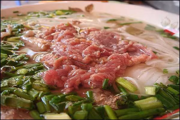 Thức ăn tái. Với người lớn thì thức ăn tái rất ngọt song hệ tiêu hóa của trẻ chưa phát triển hoàn thiện cho nên mẹ phải loại bỏ thực phẩm chưa chín khỏi danh sách. Hơn nữa, nhiều thực phẩm chưa chín kỹ như hàu, đỗ xanh, đậu cô ve có nguy cơ ngộ độc rất cao.