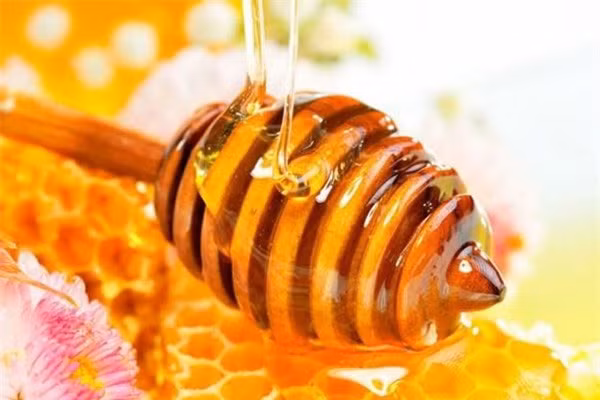 Mật ong. Tuy rằng tốt cho sức khỏe và được dùng để chữa bệnh. Song, với trẻ nhỏ dưới hoặc hơn 1 tuổi thì mật ong lại là con dao hai lưỡi. Trong mật ong có chứa lượng đường rất lớn và chứa bào tử của Clostridium botulinum có thể gây ngộ độc, táo bón, hôn mê ở trẻ sơ sinh.