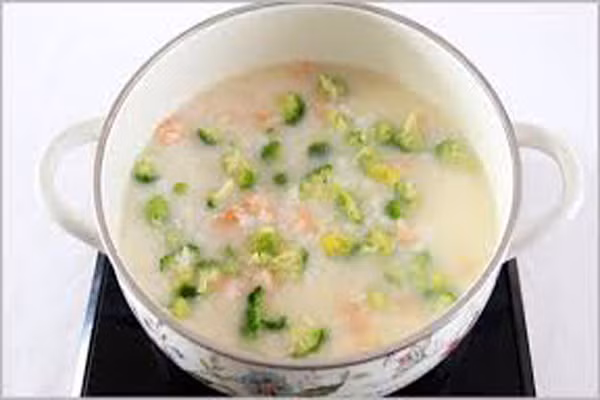 Món cháo này rất dễ làm. Hòa cua với một ít nước cho tan đều vào nồi nấu chín sau đó bỏ cua và bông cải vào đun sôi. Cho bột gạo vào khuấy cho cháo thật mịn. Bột tan thì thêm một muỗng cà phê dầu ăn vào khuấy đều là xong. 