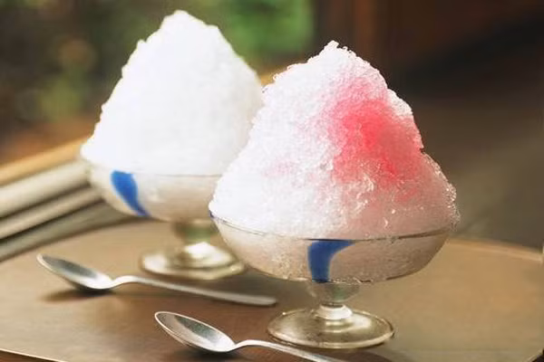 Rửa đá qua nước sạch rồi bào thật kỹ. Nhớ là chọn loại đá làm bằng nước sôi để nguội để đảm bảo sức khỏe cho cả nhà.