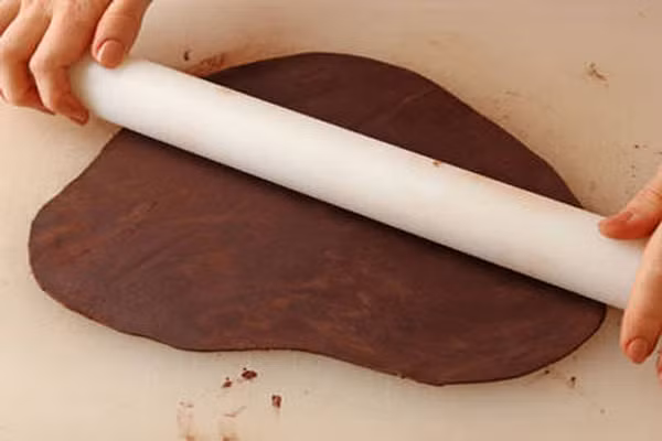 Lăn nhẹ tay để đều mặt phẳng. Ảnh: Lambanhngon.