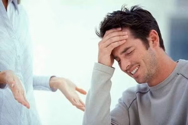 Các vấn đề về tiết niệu. Cũng giống như phụ nữ, đàn ông trải qua các vấn đề về sinh dục như nước tiểu ra máu hoặc gặp khó khăn khi đi vệ sinh. Đây là vấn đề nghiêm trọng cần quan tâm sớm. Đi tiểu ra máu có thể là triệu chứng của bệnh ung thư tiền liệt tuyến và sỏi thận hay viêm bàng quang. Các quý ông thường không để ý đến các dấu hiệu ban đầu làm trầm trọng hơn vấn đề.