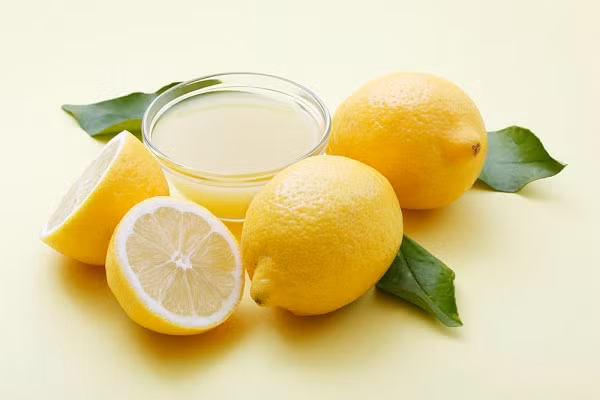 Đối với những người có da dầu, chanh là một phương pháp hiệu quả để khắc phục da nhờn. Phương pháp này cũng rất đơn giản, bạn chỉ cần vắt nước cốt chanh và sau đó nhúng một miếng bông vào dung dịch nước cốt chanh, nhẹ nhàng lau, chà lên mặt theo chiều kim đồng hồ. Việc này sẽ giúp làm sạch các vết bụi bẩn trên da và chất nhờn tiết ra từ dưới da. Bạn có thể thêm một vài giọt bạc hà để tạo cảm giác mát mẻ.