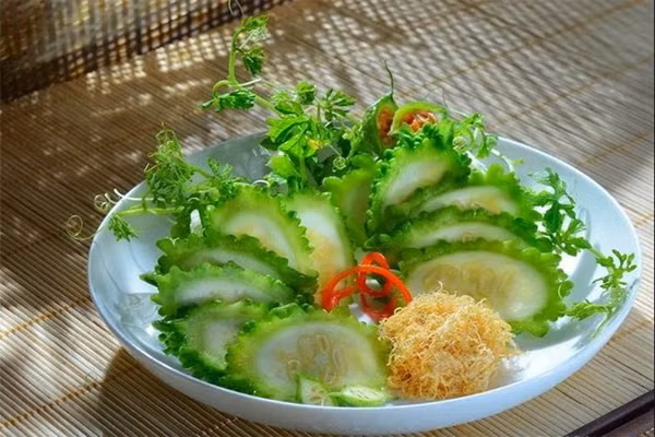 Trong trường hợp này, nước ép mướp đắng rất tốt, nó không chỉ ức chế tế bào ung thư mà còn gây ra sự rụng tế bào xấu nhanh chóng. Bằng cách uống nước mướp đắng sẽ giảm được 60% mà không có dấu hiệu ngộ độc hoặc ảnh hưởng tiêu cực đến cơ thể.