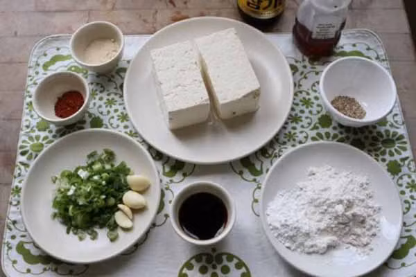 Bao hố đậu hũ chay. Chuẩn bị đậu phụ trắng thái hình chữ nhật vừa miệng ăn, nấm đông cô, cà rốt thái hạt lựu, bắp cải xắt nhỏ, lá hẹ, dầu hào chay, gia vị, nước dùng chay…cho cà rốt và nấm, bắp cải xào với hành khô chín tới, đậu phụ chiên vàng 4 góc, dùng thìa nạo ruột để làm túi rồi cho nhân đã xào vào trong túi, dùng cọng hẹ đã chần qua nước sôi buộc túm đầu bao.