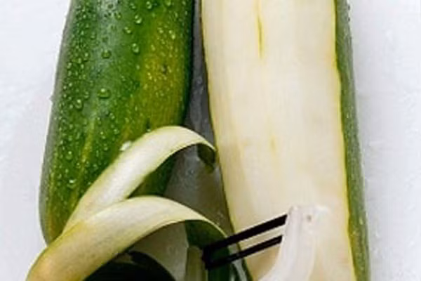 5. Cạo vỏ củ quả. Điều này ai cũng làm với cà rốt, khoai tây, dưa chuột. Nhưng nếu lột hết vỏ, một phần lớn các chất dinh dưỡng từ rau trong vỏ sẽ phí phạm. Chúng chứa hàm lượng cao các vitamin, khoáng chất và nguyên tố vi lượng, trong số đó có nhiều chất mà trong ruột không có. Nhiều loại vỏ rau củ có tác dụng rất lớn trong việc phòng chống ung thư và bệnh tim mạch như cà chua, nho, cà rốt…