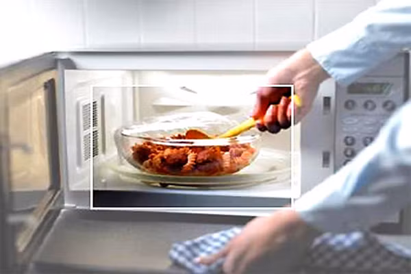 2. Dùng lò vi sóng sai cách. Lò vi sóng có thể nhanh chóng và dễ dàng nhưng nó dễ làm gây hại nếu bạn dùng ni lông, nhựa để quay.