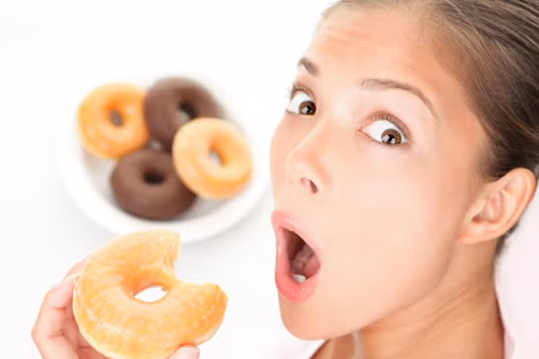 Thèm đồ ngọt. Nếu bạn thèm đồ ngọt gần như bất kỳ loại nào, có thể lượng đường trong máu bạn đang dao động bất thường. Nạp đồ ngọt vào cơ thể chỉ làm cho vấn đề tồi tệ hơn bởi lượng đường sẽ không ổn định dẫn đến bạn càng thèm ăn.