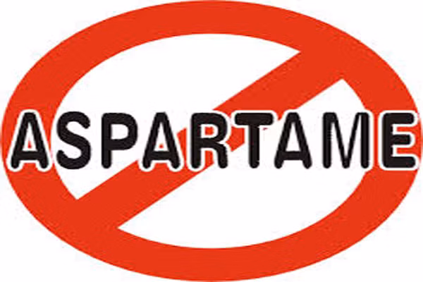  3. Aspartame. Một chất siêu ngọt có trong hơn 6.000 loại thức ăn và nước uống trên toàn thế giới. Tuy có những mâu thuẫn rằng FDA đã cho phép chất ngọt này được lưu hành, nhưng các nhà khoa học lại khăng khăng nó có vô vàn chất độc cho con người. 