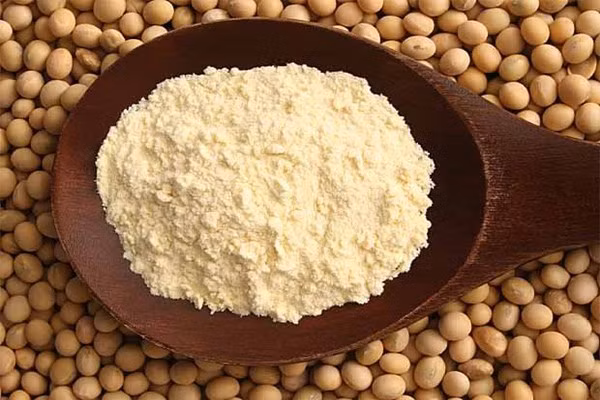 Nếu cho con ăn bột đậu nành thì mẹ cũng cần chú ý, trong hạt đậu nành có chứa nhiều chất gây ức chế men tiêu hóa của trẻ (Anti-Trypsin), do vậy trước khi pha chế vào bột cháo cho trẻ ăn, ngâm vào nước và làm chín hạt đậu nành (rang hoặc luộc) để loại bỏ hoàn toàn chất có hại này.