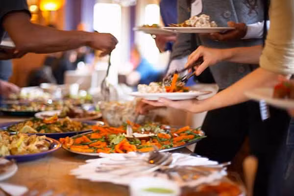  8. Ăn buffet cho bữa sáng. Một bữa ăn buffet sẽ khiến bạn khó xác định được lượng calo mình tiêu thụ cũng như các loại thực phẩm bạn ăn. Do đó, bạn dễ gặp phải sai lầm trong lựa chọn thực phẩm khiến cơ thể mệt mỏi, uể oải trong buổi sáng, giảm sự tập trung trong công việc. Thậm chí, bạn sẽ có nguy cơ tích thêm nhiều mỡ vào cơ thể nếu thường xuyên ăn sáng theo cách này. 