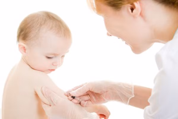  4. Vắc xin Polio (Virus bại liệt). 63 năm trước đây, loại virus này đã làm bại liệt hàng ngàn trẻ em. Mẹ nên tiêm cho con ở tháng thứ 2 và một mũi nữa vào tháng thứ 4 hoặc 6. 