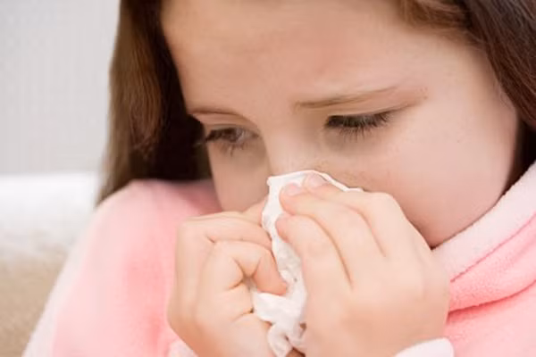  5. Tiêm phòng cúm. Virus cúm có thể nhanh chóng phát triển thành viêm phế quản, viêm phổi và có thể gây tử vong. Tiêm chủng phòng ngừa bệnh cúm cho trẻ nên được bắt đầu khi trẻ được 6 tháng tuổi hoặc hơn. Trẻ có thể bị đau nhức, sưng tấy ở chỗ tiêm, sốt nhẹ khi tiêm vắn xin phòng ngừa cúm. 