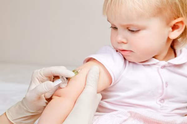  8. Vắc xin sởi, quai bị, Rubella. Sởi, quai bị, rubella và có một điểm chung là chúng rất dễ lây lan. Ngay cả khi bé không tiếp xúc với bệnh thì trong môi trường không khí, virus này cũng có thể phát huy lây lan. Vì vậy, mẹ hãy tiêm phòng cho cả 3 loại bệnh này cho con từ tháng 12 đến tháng 15. 
