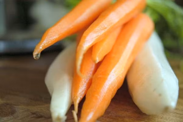  Súp cà rốt và củ cải. Sự kết hợp này không có lợi cho con về mặt dinh dưỡng. Trong cà rốt có chứa enzyme có thể phá hủy vitamin C. Do đó, lượng vitamin C trong củ cải cũng sẽ bị phá hủy hoàn toàn. Vì thế nếu kết hợp hai loại củ này với nhau thì thành phần dinh dưỡng sẽ bị giảm, khi trẻ ăn thì không hấp thụ được chất dinh dưỡng là mấy. 