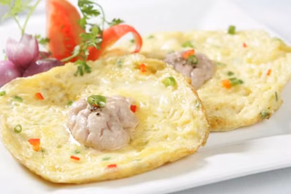  Óc lợn và trứng gà. Tưởng rằng, hai loại thực phẩm này đầy dinh dưỡng nhưng khi nấu cùng nhau thì nó chẳng có tác dụng gì, ngược lại lượng cholesterol quá cao càng gây bất lợi cho con. 