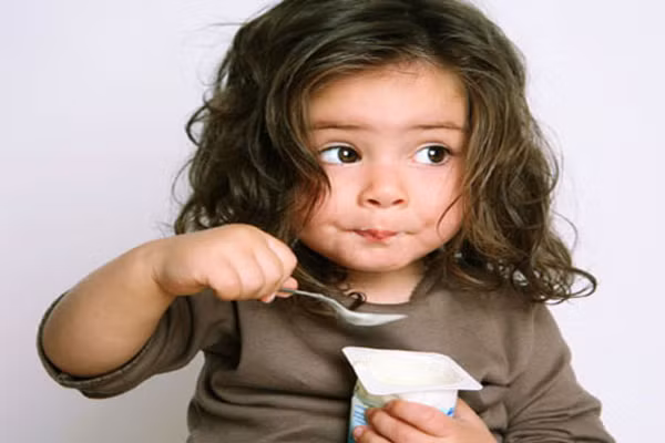 Sữa chua. Ăn sữa chua là một cách tuyệt vời để kết hợp bổ sung protein vào chế độ ăn uống của bé. Mẹ có thể học cách làm sữa chua tại nhà để có thể cho bé thưởng thức nhé. Sữa chua còn giúp cho hệ tiêu hóa của bé vận hành trơn tru hơn. Một hũ sữa chua chứa 17g protein và 0.1 mg sắt.