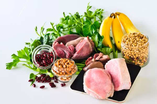  7. Thiếu hụt vitamin B. Là một trong những nguyên nhân phổ biến gây mệt mỏi ở những người lớn tuổi. Khi chúng ta già đi, dịch tiết dạ dày cũng giảm và ăn uống kém khiến vitamin B nạp vào cơ thể ít hơn. Vitamin B1 là rất cần thiết để não bộ dễ dàng chuyển đổi glucose thành nhiên liệu. Nếu bộ não của bạn không có đủ, nó sẽ không tạo được năng lượng dẫn đến chứng lo lắng, mệt mỏi và mất ngủ. Thiếu vitamin B5 cũng gây ra stress mãn tính và trầm cảm. Còn vitamin B6 lại rất cần thiết cho việc sản xuất serotonin và dopamine – giúp điều chỉnh tâm trạng của bạn. 