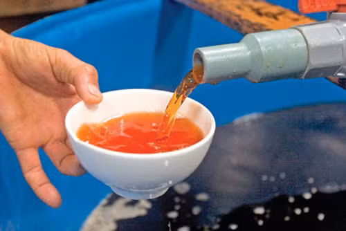 Nước mắm. Nước mắm ở Phan Rang được làm bằng cá cơm, nhưng ngon nhất là cá cơm săn. Nước mắm Phan Rang có vị ngọt đầu lưỡi và mùi thơm nồng đặc trưng. Ảnh: dacsanphanrang