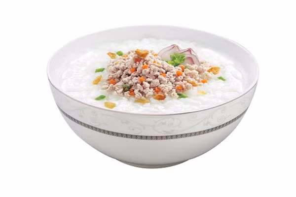 Cháo thịt băm. Món cháo dễ ăn và rất dễ nấu. Để tiết kiệm thời gian, mẹ cắm cháo từ đêm trước thì sáng sớm mai chỉ mất 10 -15 phút là con đã ăn được. Món này mẹ cũng có thể cho vào những loại rau củ con thích như khoai tây, cà rốt, bí đỏ …