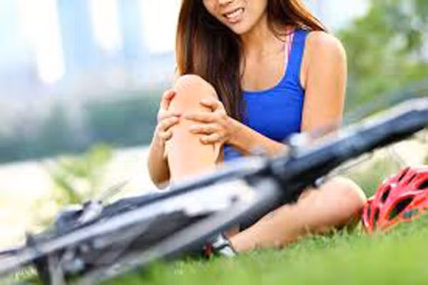  4. Massage kiểu thể thao. Là loại giúp đỡ các hệ thống cơ bắp khi người chơi một môn thể thao cụ thể. Thường thì các vận động viên sẽ dùng phương pháp massage này trước hoặc sau khi chơi thể thao. Nó có tác dụng thúc đẩy cơ bắp linh hoạt và ngăn ngừa chấn thương hoặc làm lành chấn thương sau khi chơi thể thao. 