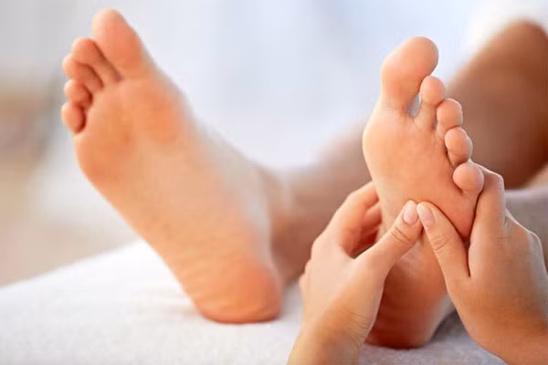  Massage đá nóng còn có tác dụng rất tốt trong việc lưu thông khí huyết trong cơ thể, tạo cảm giác thư thái, kích thích sự thư giãn, giúp cơ thể tự bài tiết chất độc, giảm căng cơ, các dây thần kinh, đả thông mạch máu và giảm mệt mỏi, đặc biệt tiếp thêm luồng sinh khí mới cho cơ thể con người sau những giờ phút làm việc căng thẳng. 