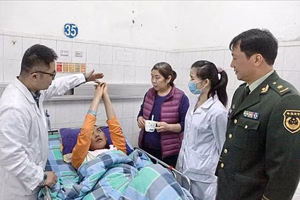 Anh Xiao đang dần phục hồi sau khi được ngửi tờ tiền.