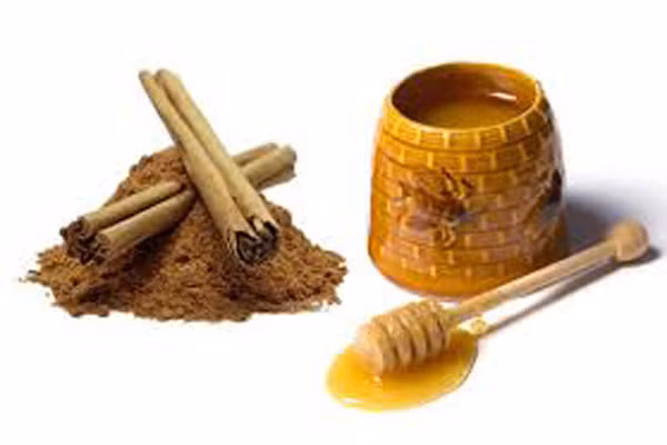 Thay vì dùng đường, hãy thử sử dụng mật ong như một phần những thói quen của gia đình bạn. Mẹ có thể rưới mật ong lên tất cả mọi thứ từ yogurt đến bánh pancake cho trẻ ăn. Chắc chắn mùi thơm của mật ong sẽ rất hút vị giác trẻ.