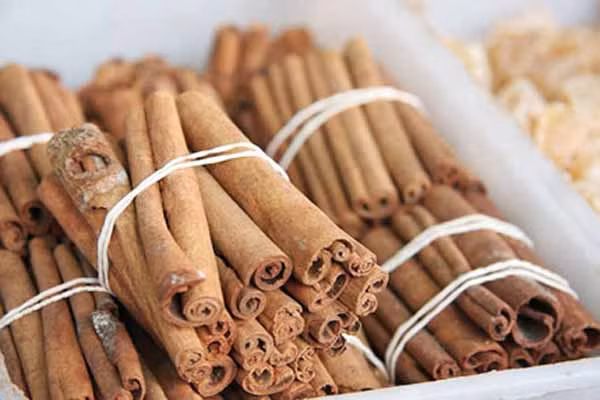 Quế. Hãy ăn hơn một nửa thìa cà phê bột quế mỗi ngày để giữ bạn tránh xa nguy cơ ung thư. Quế là một nguồn cung cấp chất sắt và canxi hữu ích trong việc giảm phát triển khối u, ngăn chặn sự hình thành các mạch máu mới trong cơ thể. Một trong những cách dùng quế hiệu quảtrong chế độ ăn uống của bạn là: Bắt đầu một ngày với một tách trà quế (lá hoặc gói) hay nước mật ong thêm một ít bột quế và sữa trước khi đi ngủ.