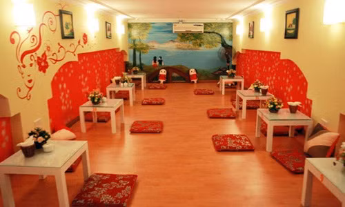 Friend’s World, 118 H2, đường Thành Công, Ba Đình, Hà Nội, là một điểm hẹn lý tưởng cho những cặp đôi thích không khí trầm lắng, tiếng nhạc du dương. Quán có thiết kế mang phong cách nhẹ nhàng và đơn giản, với bàn ghế bọc đệm êm ái, lịch sự, thơ mộng cùng với những chiếc gối ôm thật dễ thương. Ảnh: phincafe