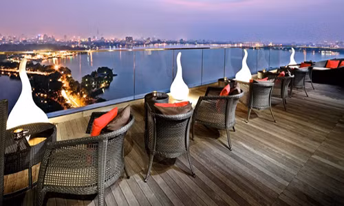 Đến Bar Summit Lounge vào buổi tối, các cặp tình nhân có thể chiêm ngưỡng thành phố Hà Nội về đêm rực rỡ với những ánh đèn điện tuyệt đẹp, ngắm hồ Trúc Bạch, Hồ Tây lung linh, huyền ảo. Quán có nội thất được thiết kế sang trọng, hiện đại và khá tinh tế. Ảnh: depplus