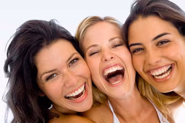 Cười nhiều. Stress, căng thẳng trong công việc ảnh hưởng trực tiếp đến việc duy trì một làn da đẹp. Chị em không nên quá căng thẳng với công việc khi không cần thiết. Một nụ cười sẽ giúp loại bỏ căng thẳng, giúp cơ mặt làm việc có hiệu quả trong chống chảy xệ. Điều này mang lại cho bạn tinh thần sảng khoái và hứng khởi hơn.
